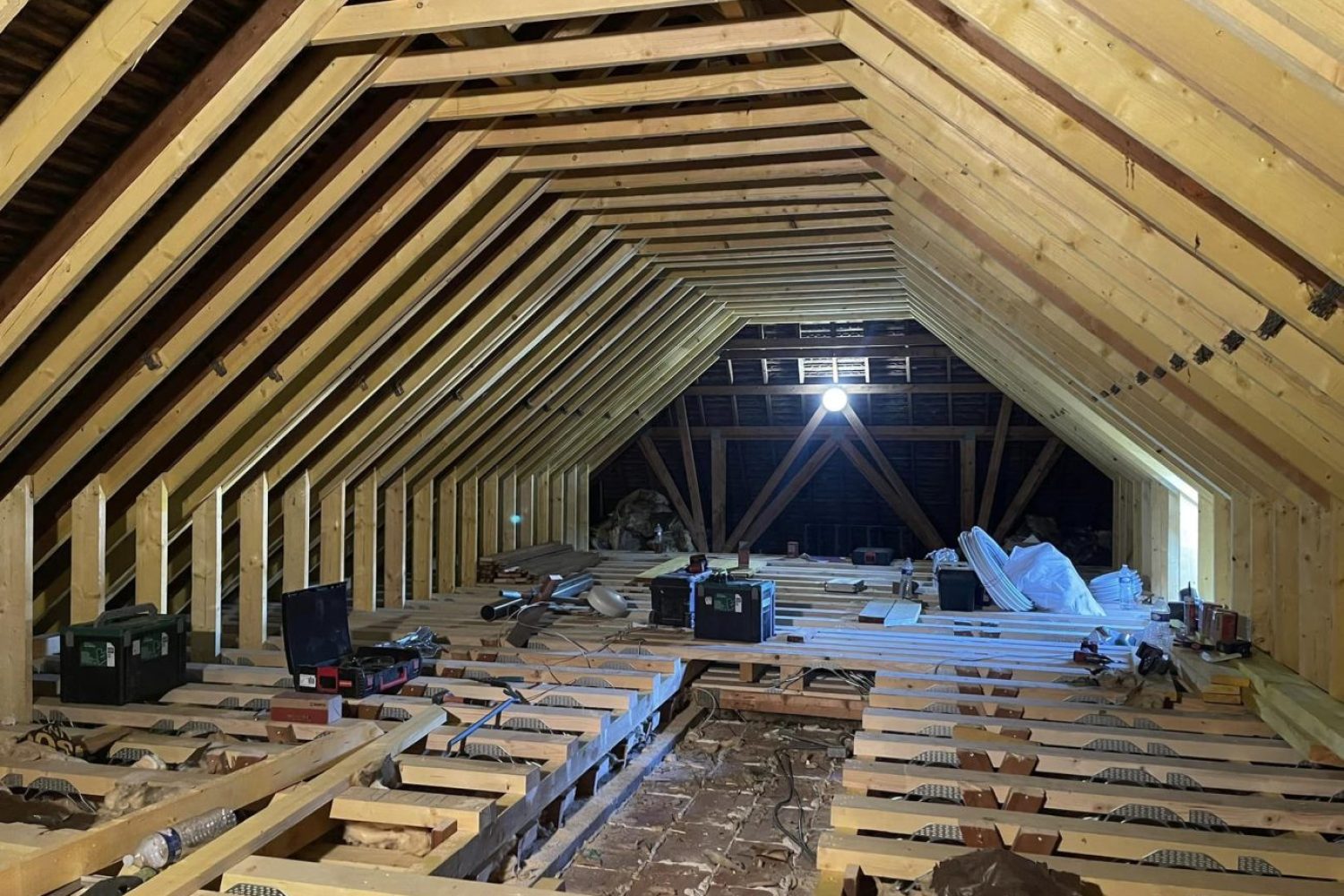 Photo d'un comble non aménageable transformé par Combles d'en France Ile de France