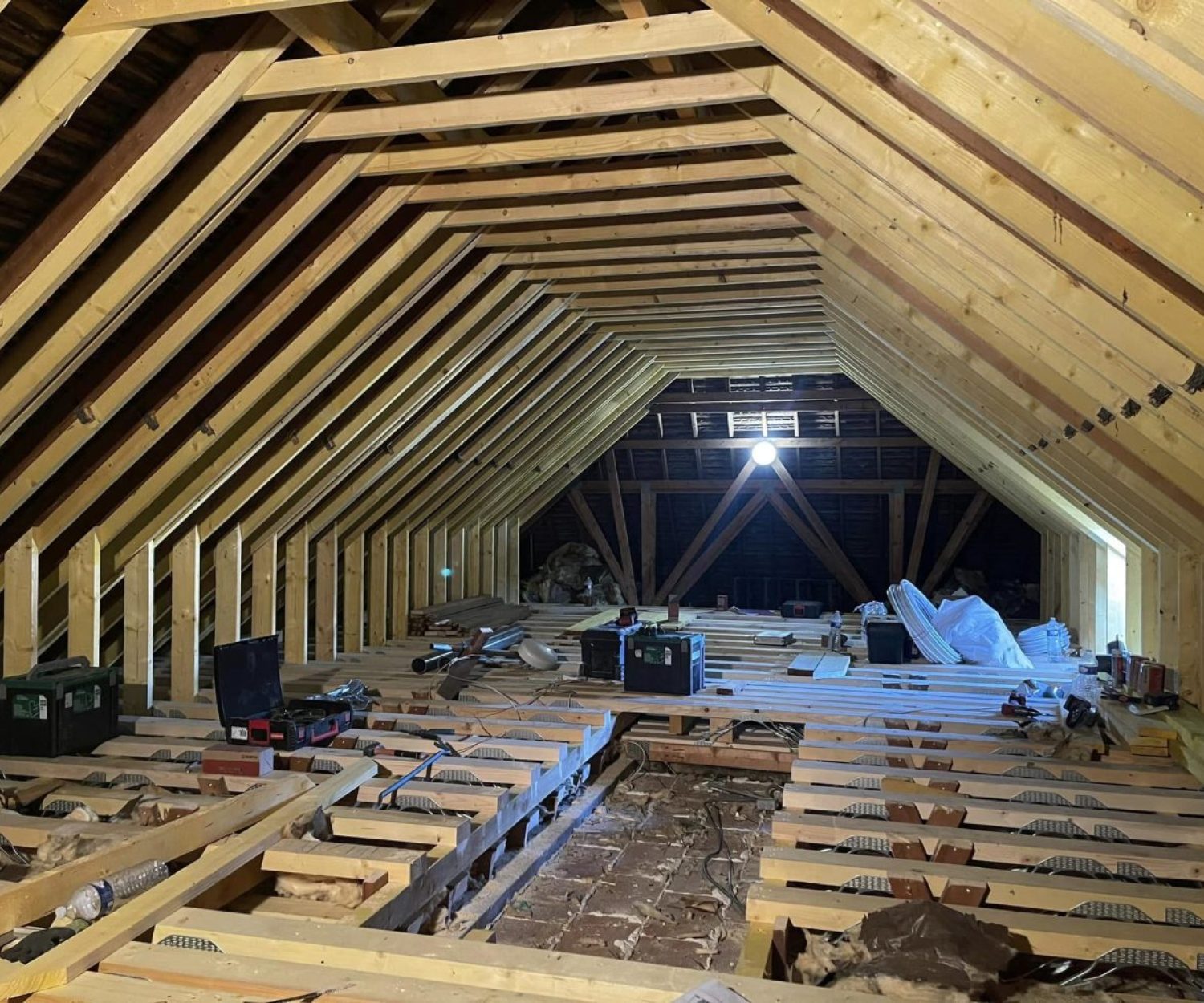 Photo d'un comble non aménageable transformé par Combles d'en France Ile de France